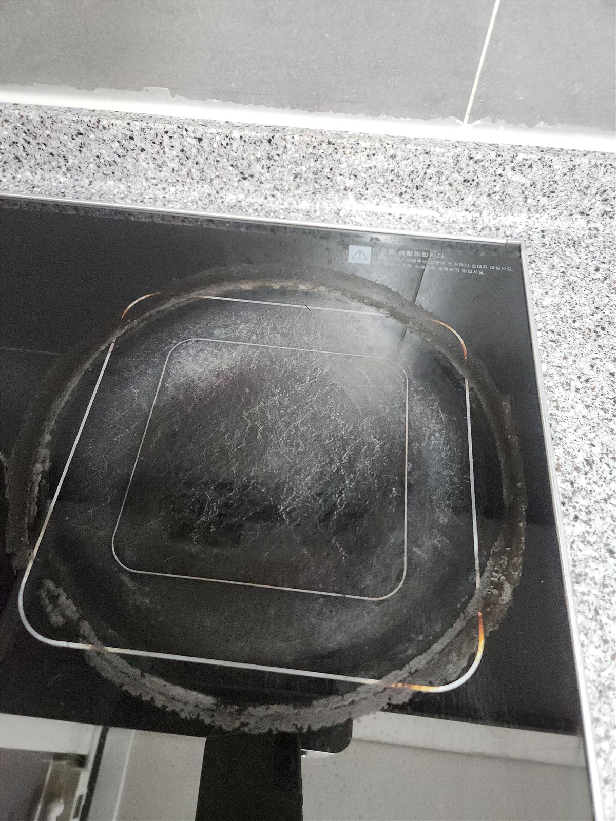 둘레가 그을린 기존 전기레인지 화구