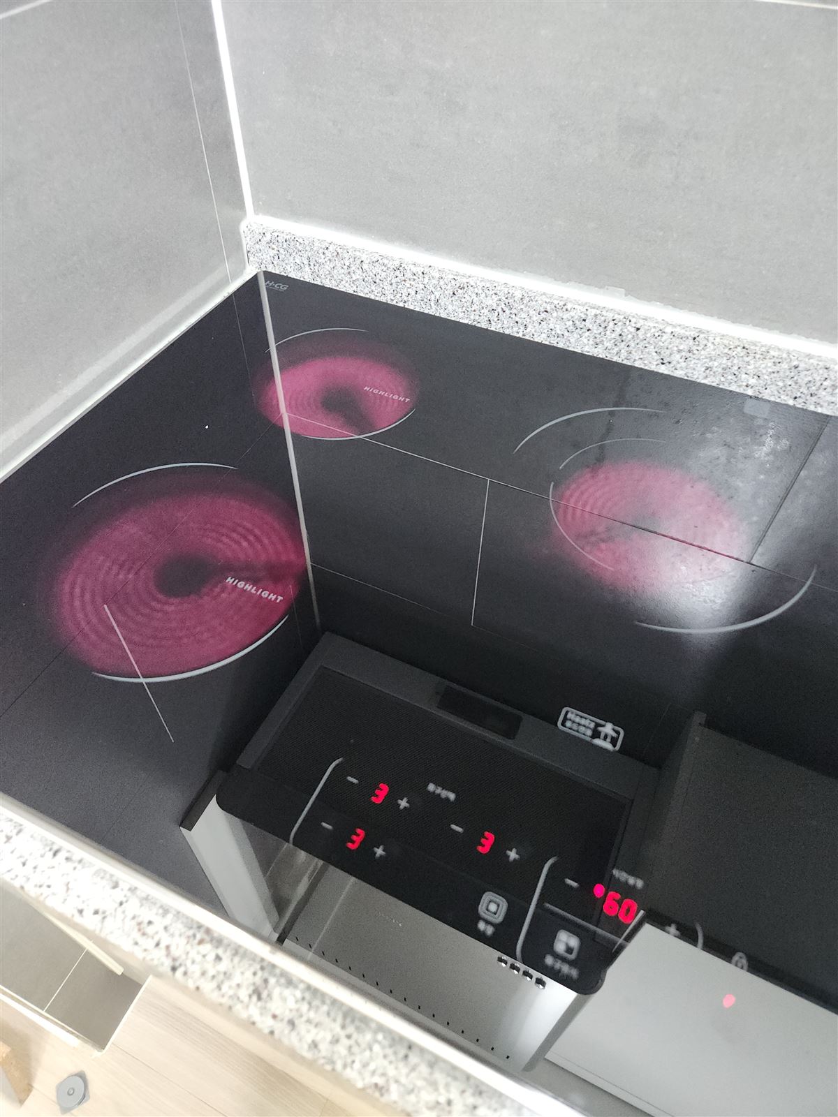 세 화구가 빨갛게 켜진 새 하이라이트