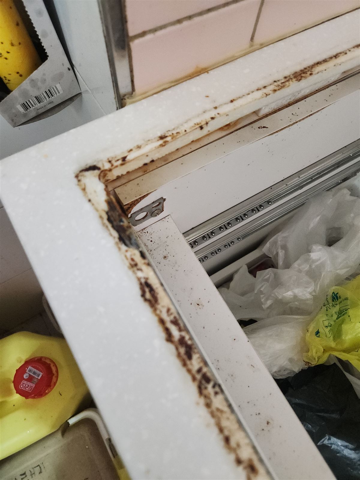 기존 제품을 들어낸 틀 주변의 녹과 찌든 때
